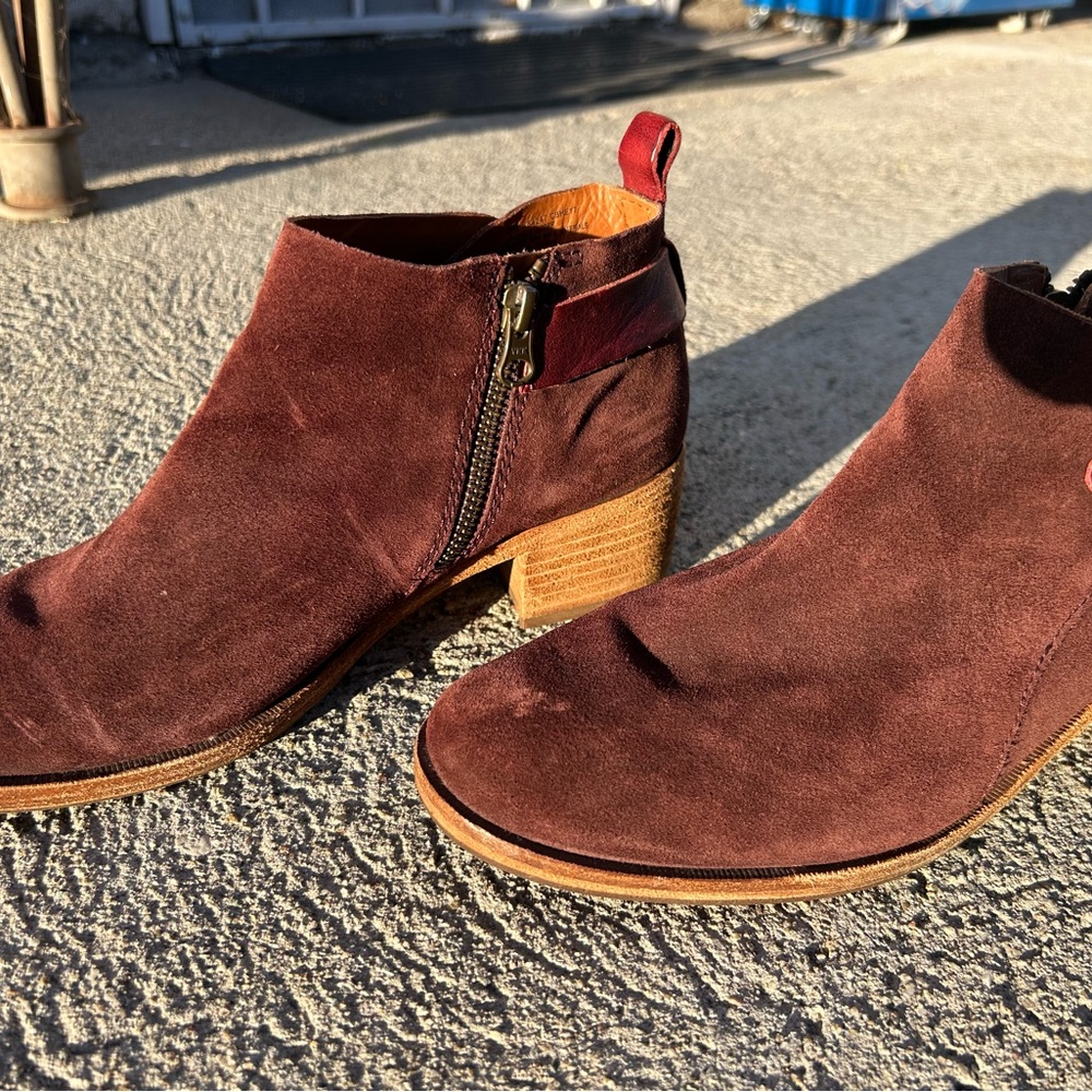 Kork-ease burgundy Suede Ankle Boots